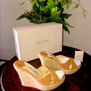 JIMMY CHOO SPRING/SUMMER CHIC! Beige w/detailed alligator print straps. Size 7.